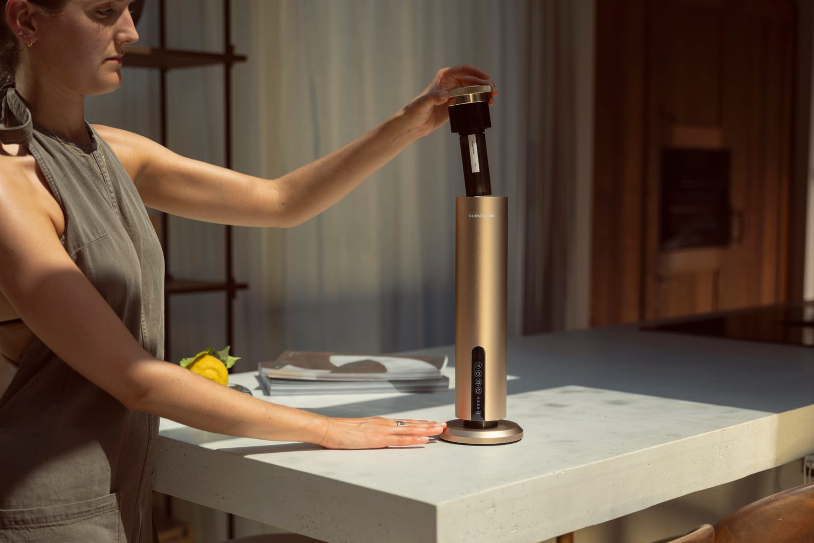 Eine Frau drückt den ScentPod oben in den Smart Aroma Diffuser Pro